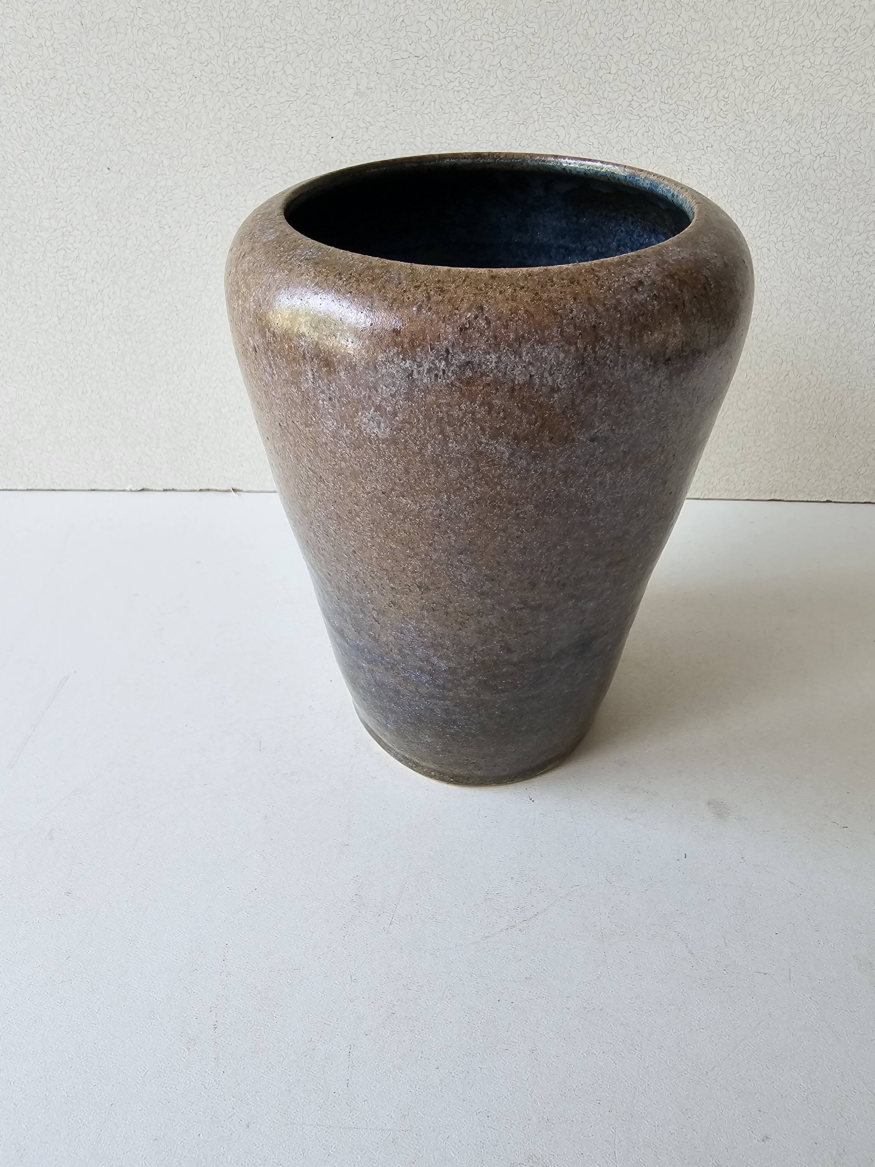 Vase en céramique vernissée bleue Signé Annie (hauteur 26cm) Hauteur 26 cm