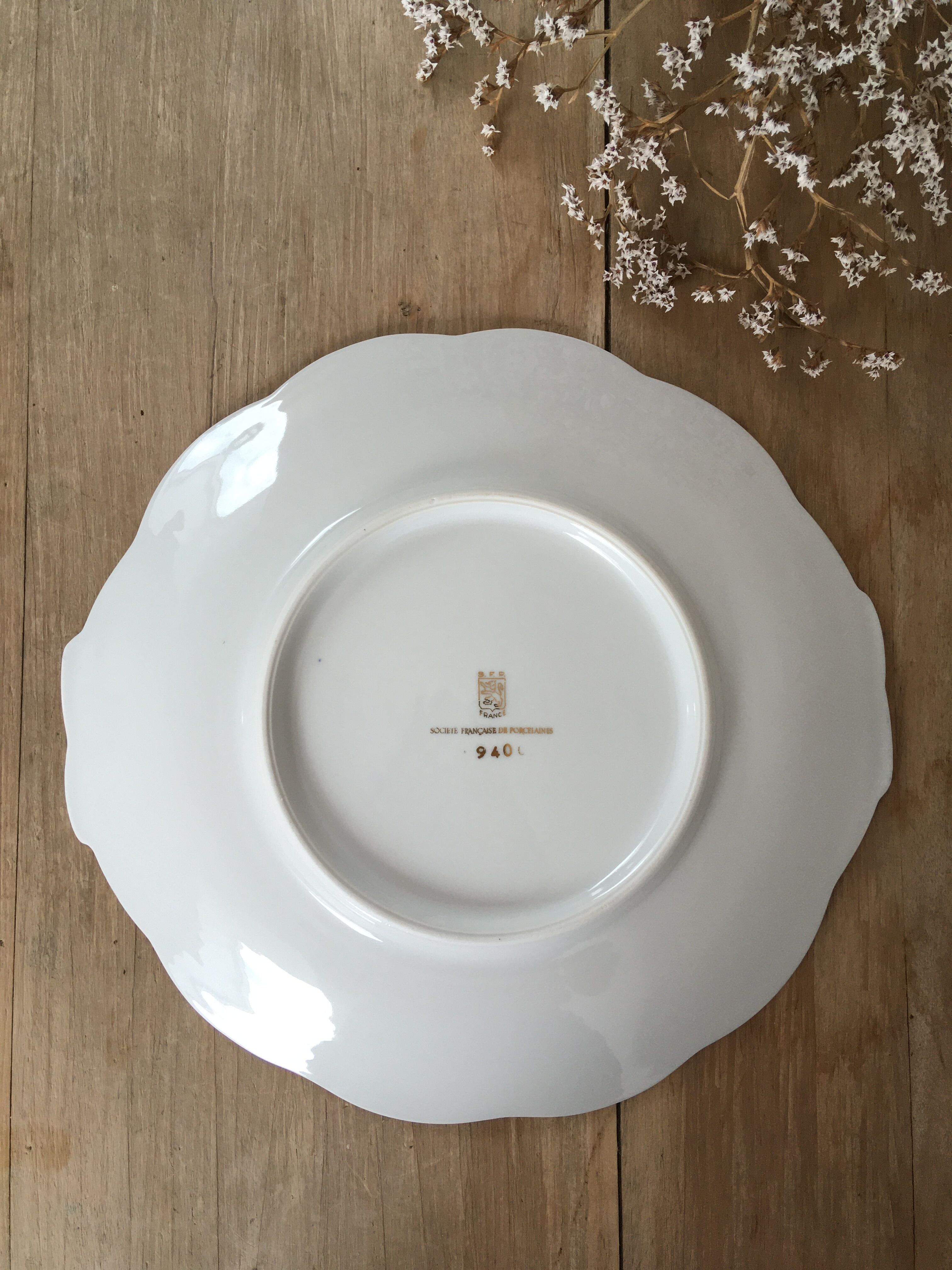 White & gold cake dish