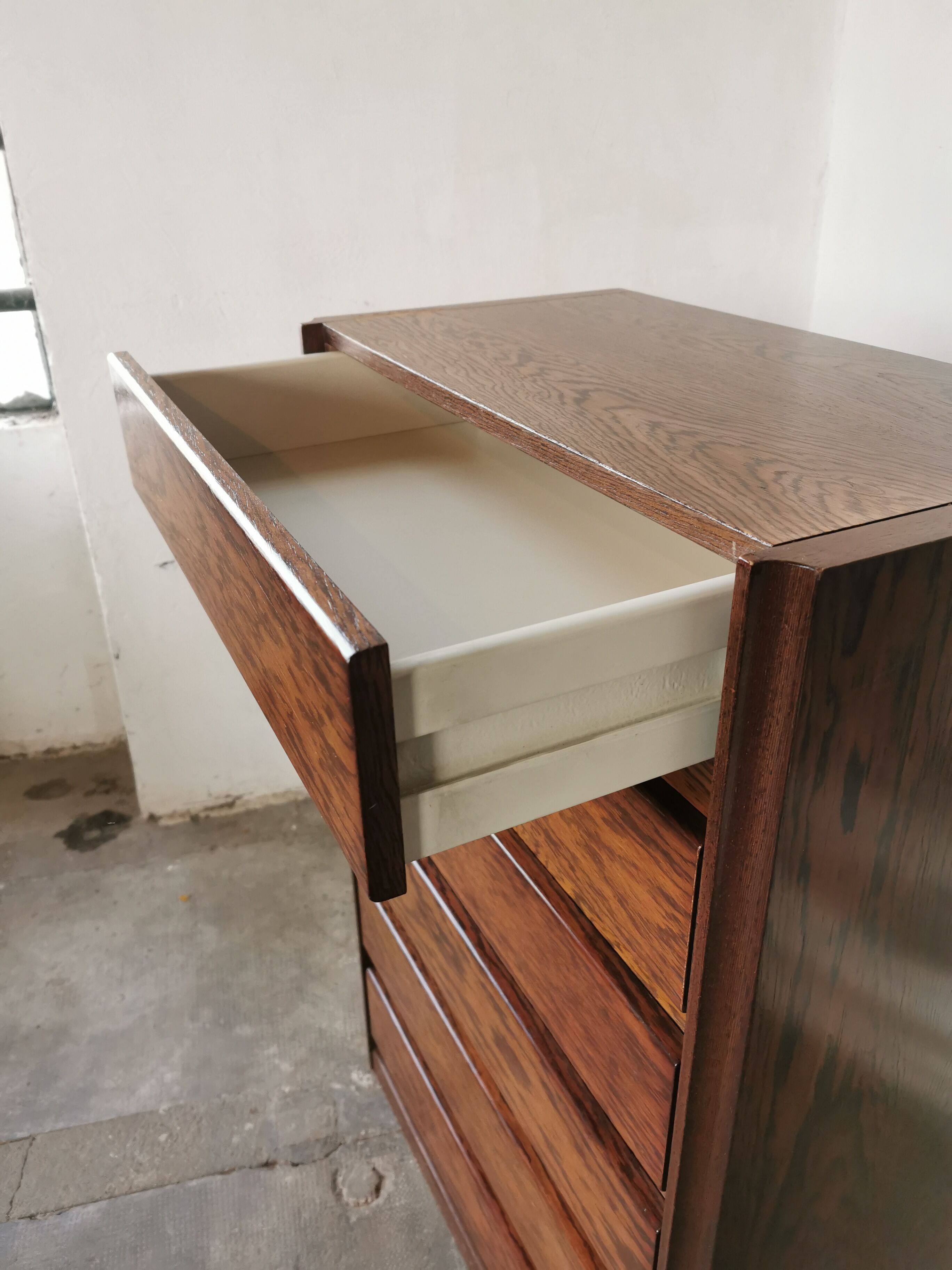 Weekly chest of drawers