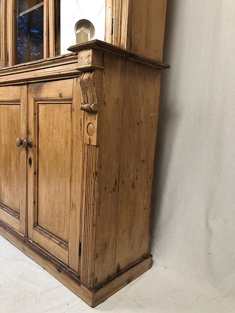 Buffet two fir bodies, glazed in the upper part.