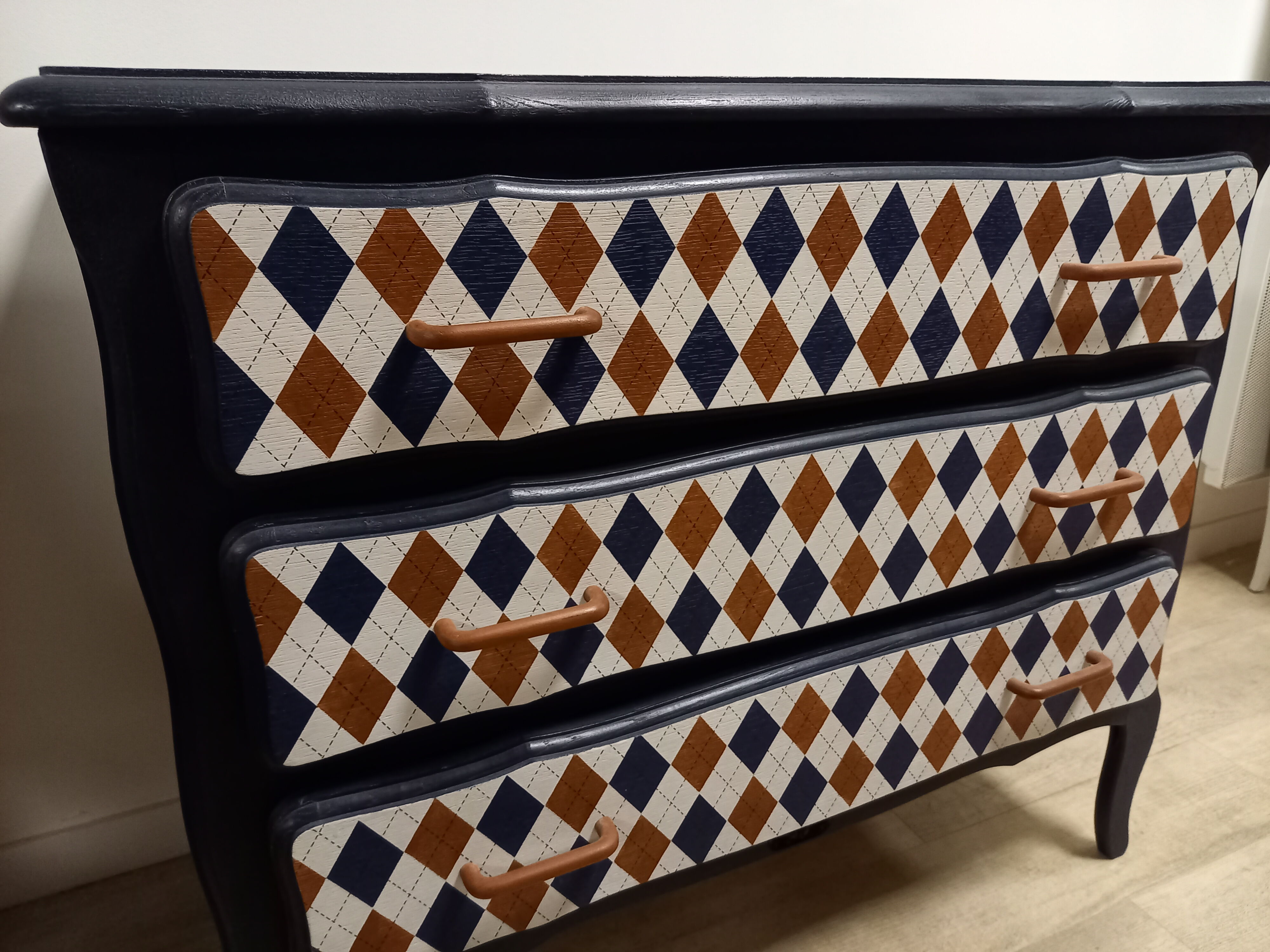 Commode à motifs
