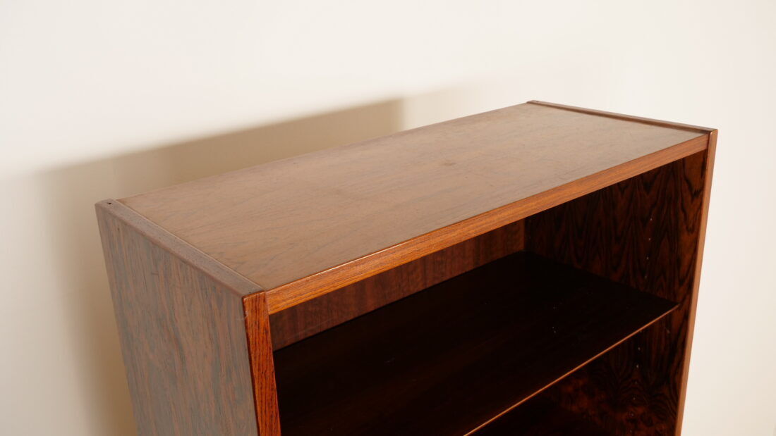 Étagère vintage étroite | Bois de rose | Hundevad pour Omann Jun