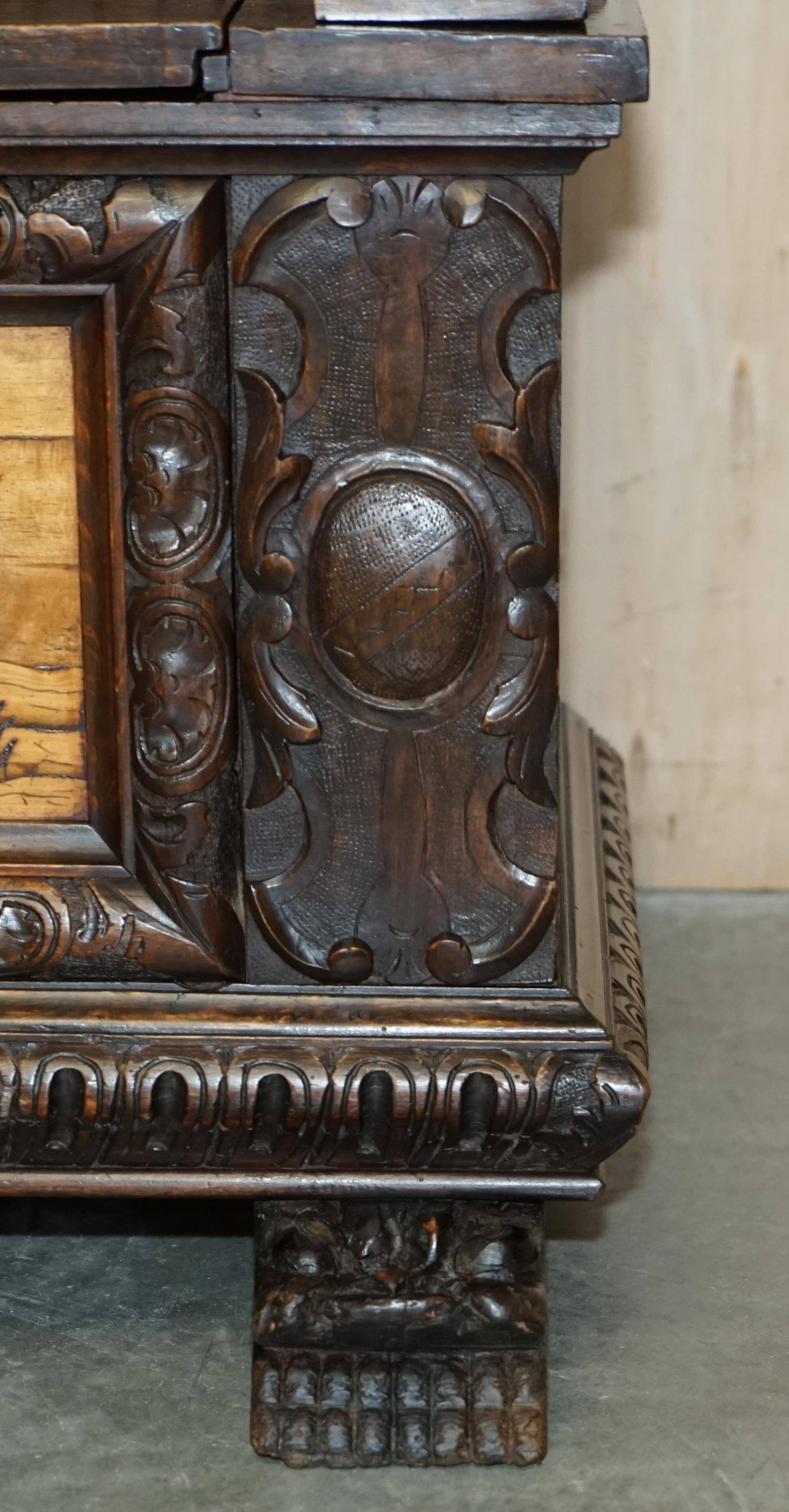 Banc Monks Antique Sculpté Lion Griffon 1860 avec Rangement