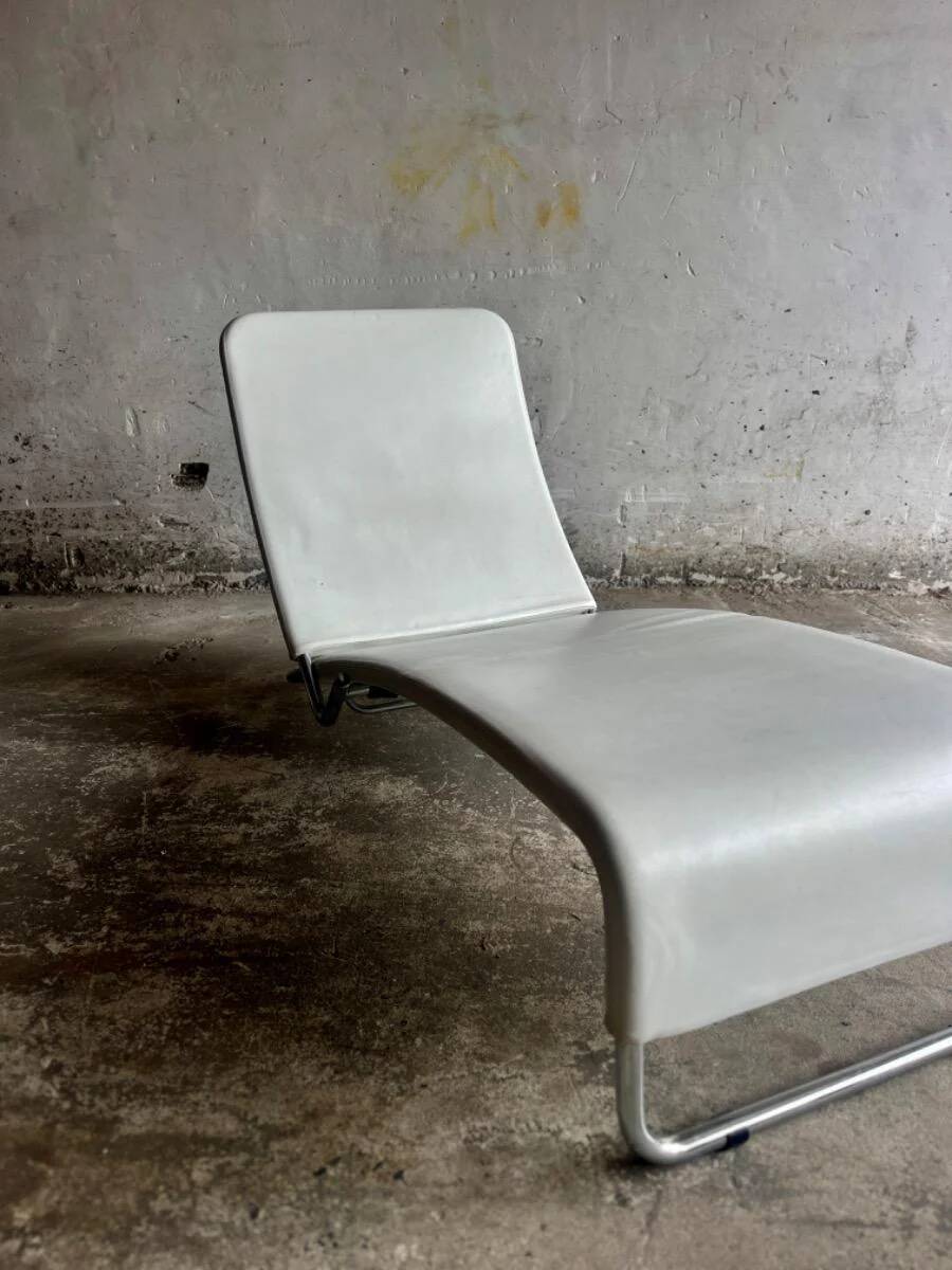 White leather Tuoli lounge chair by Antti Nurmesniemi for Cassina (1970) — chrome frame