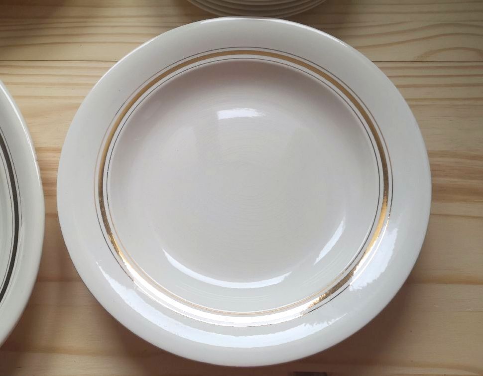 12 Villeroy & Boch cream plates with golden edging, 6 flat and 6 hollow plates