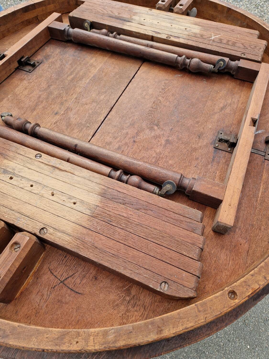Henri II round table with lion's paw in solid oak