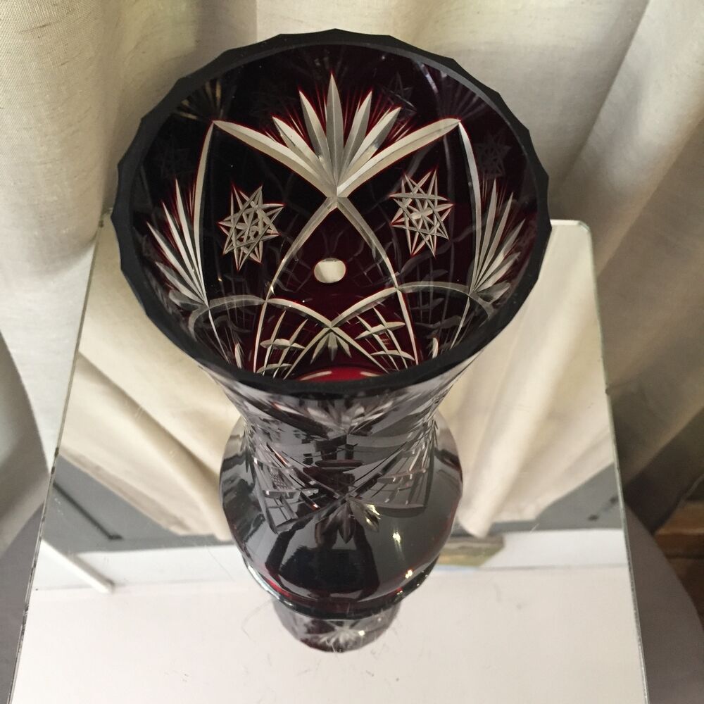 Vase taillé boheme de couleur bordeaux