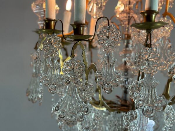 Lustre cage en bronze garni de pampilles en verre moulé en forme de plumes de paon vers 1800