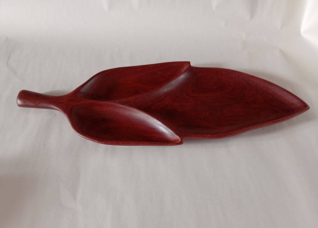 Plateau de service en bois sculpté à la main de style mi-siècle en forme de feuille