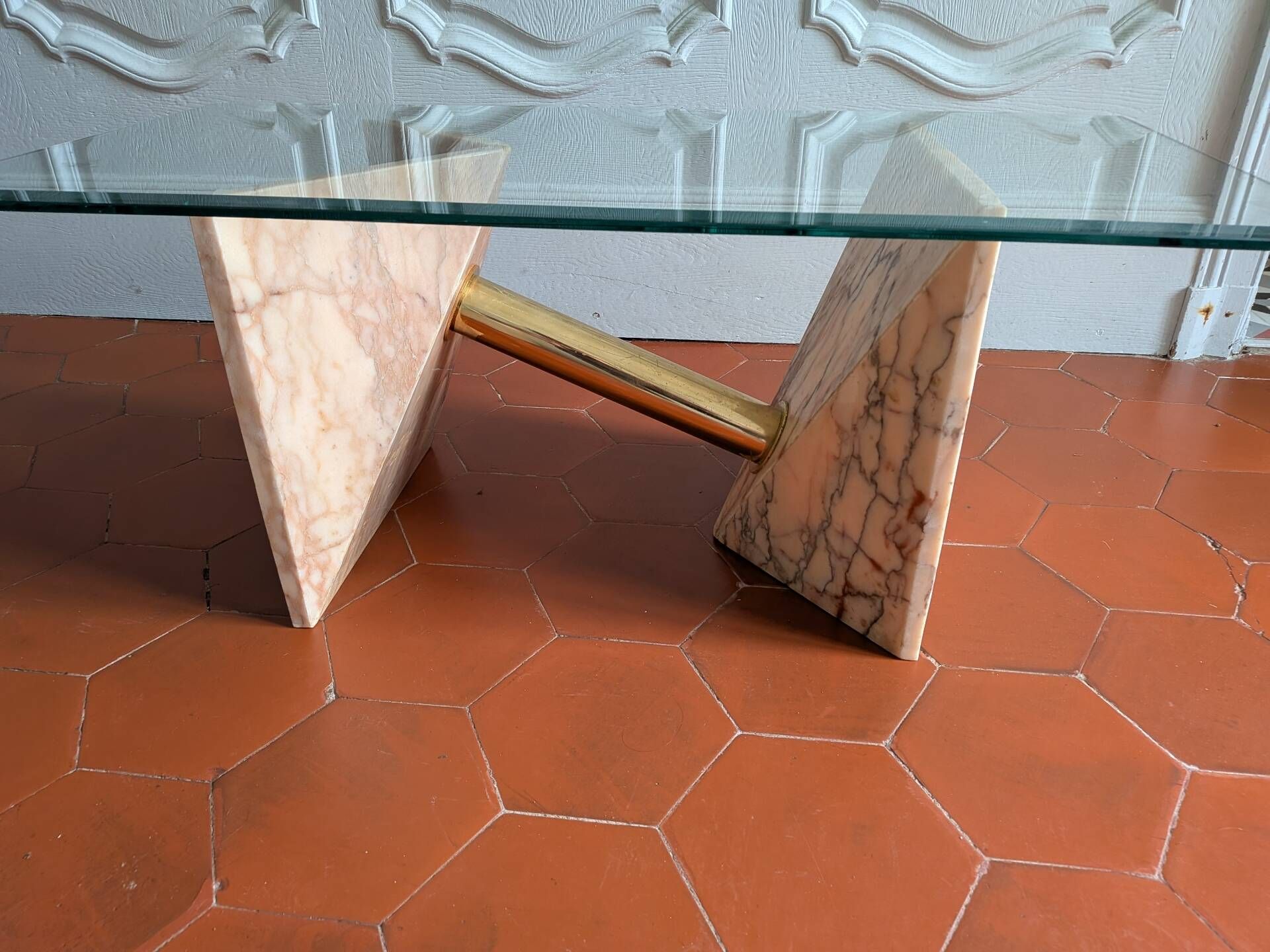 Table basse Ligne Roset des années 80 en marbre rose