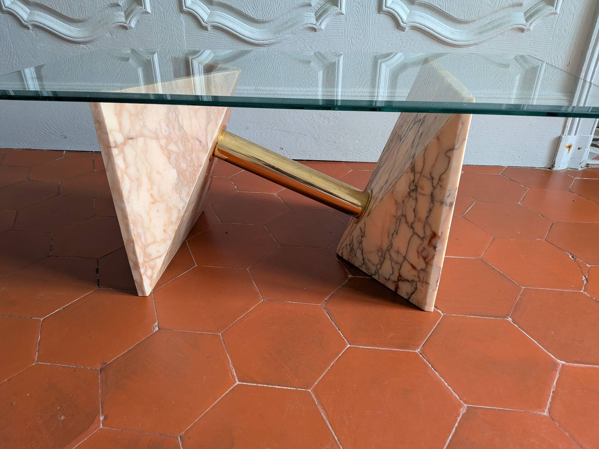 Table basse Ligne Roset des années 80 en marbre rose
