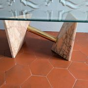 Table basse Ligne Roset des années 80 en marbre rose