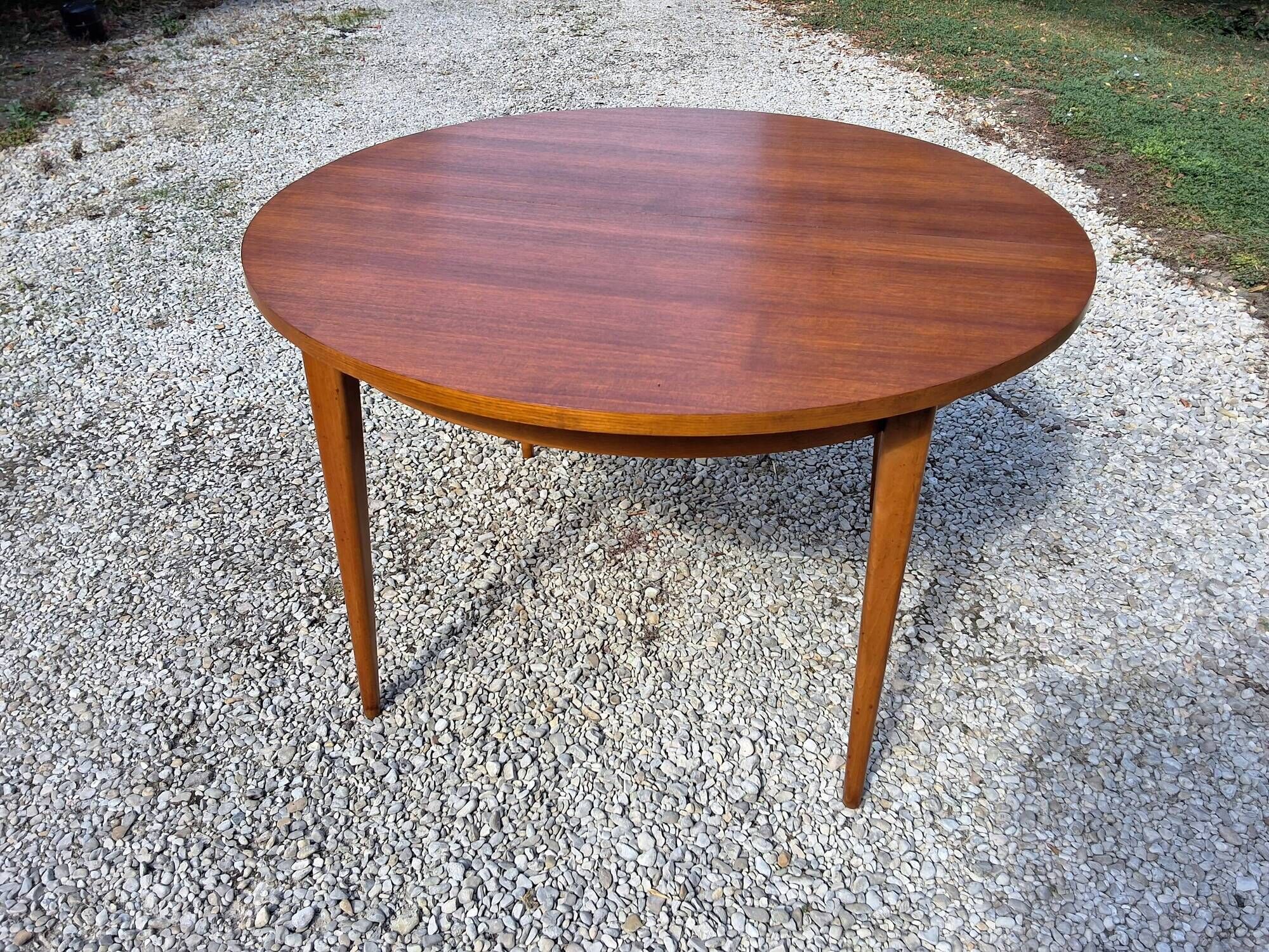 Scandinavian table style