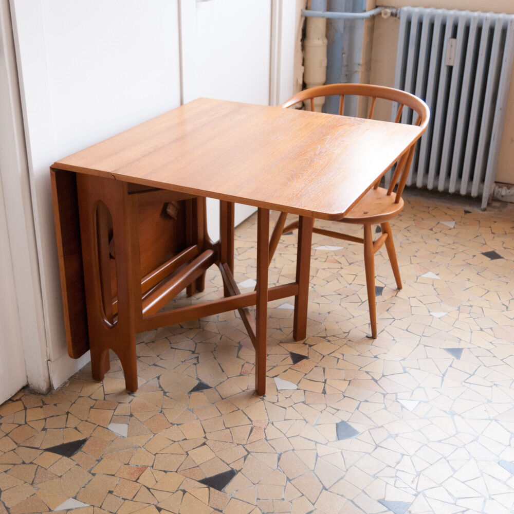 Scandinavian table with flaps