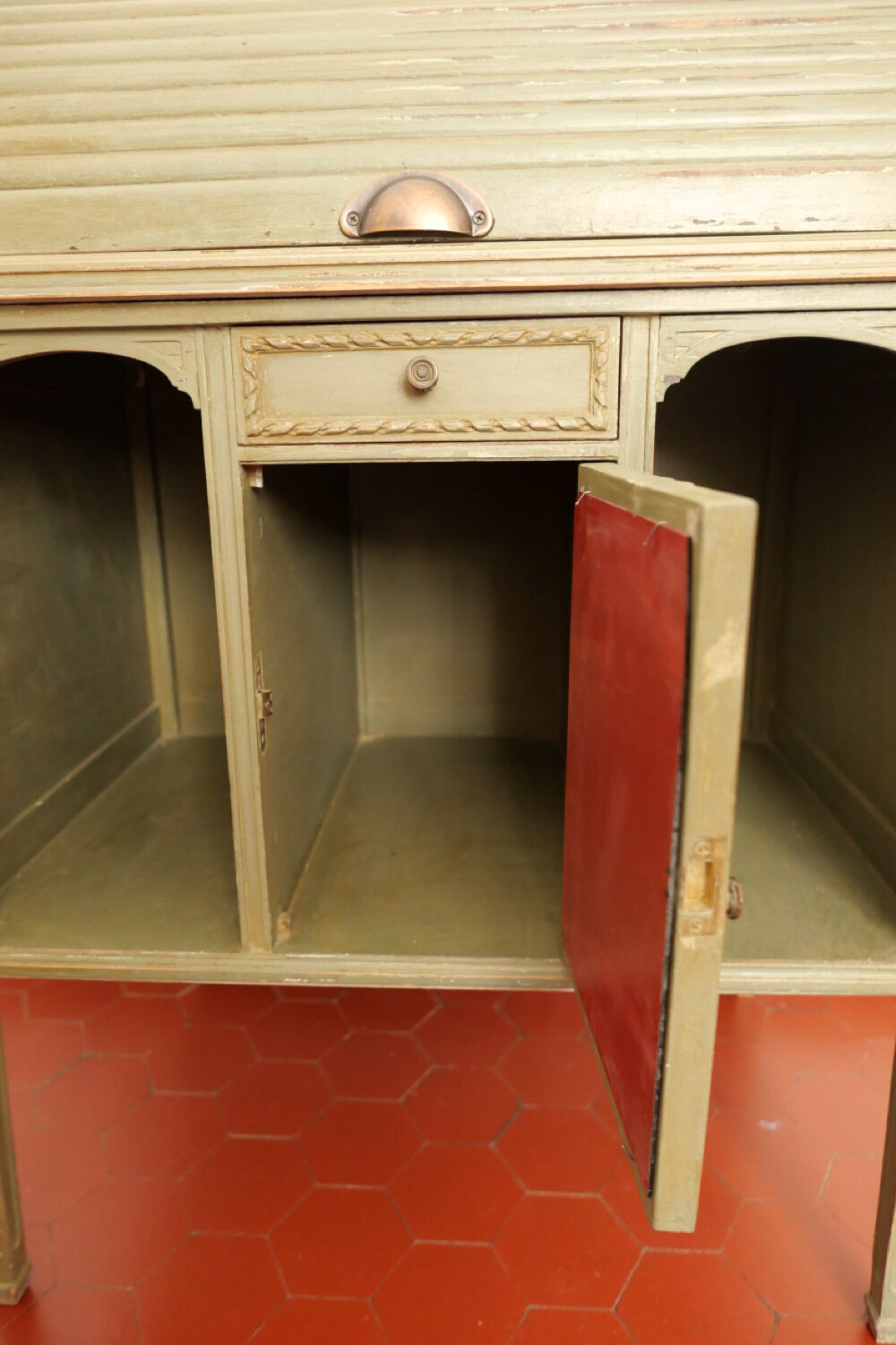 Secretary desk happiness of the day with a cylinder.