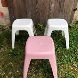 Série de 3 tabourets ancien en plastique blanc & rose vintage