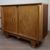 Buffet de coin en bois clair époque Art Déco circa 1930, d'après Jules Leleu