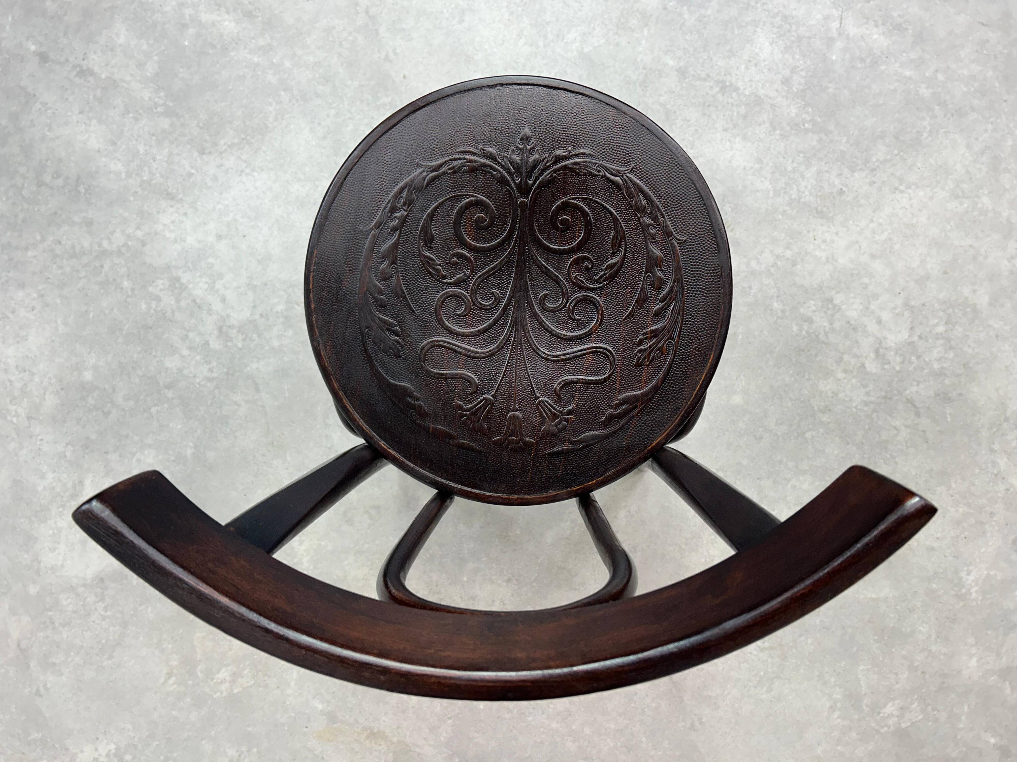 Curved dining chair