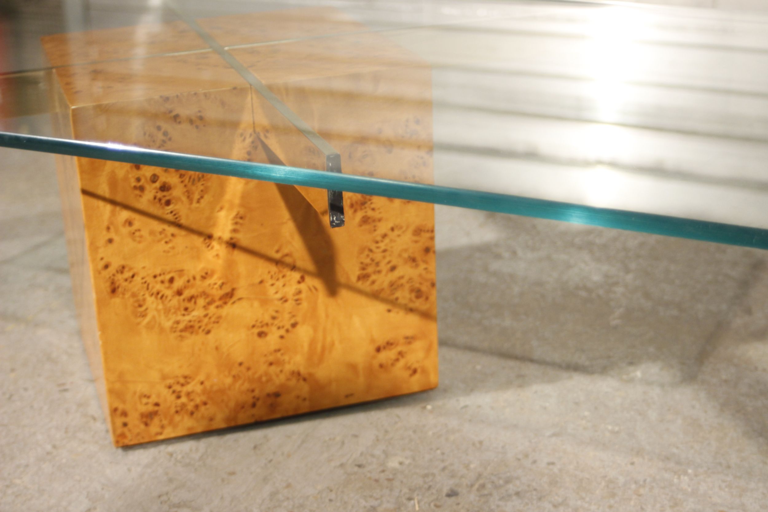 Table basse en loupe d'orme et verre trempé par Jean Claude Mahey pour roche bobois années 70