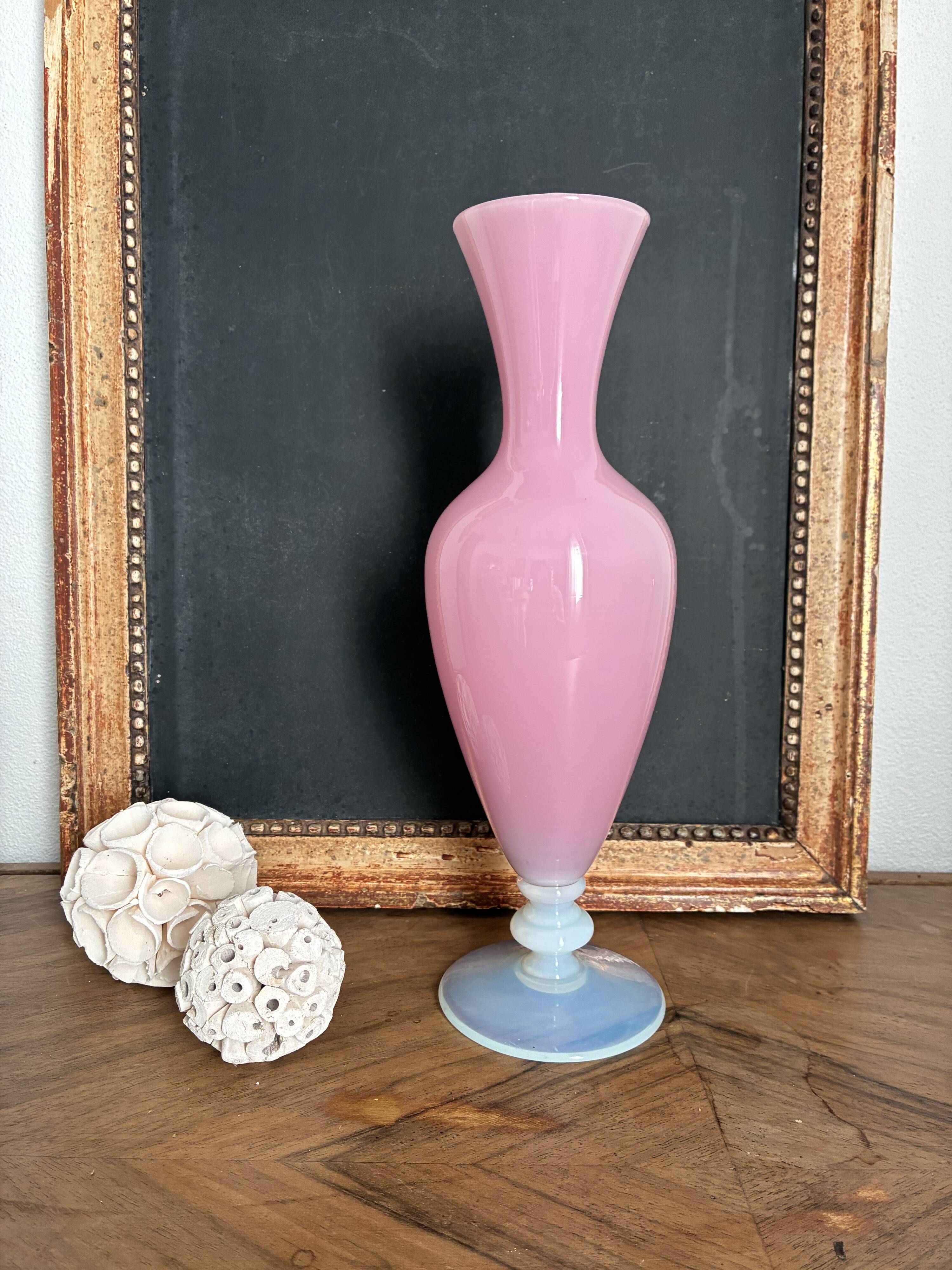 Vase en opaline rose