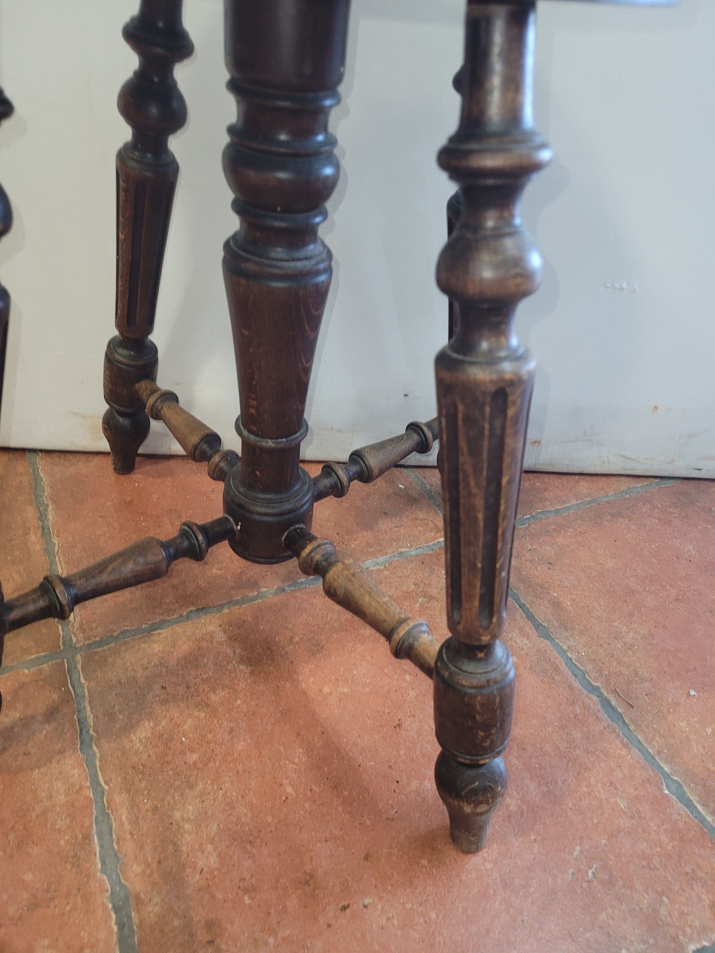 Height-adjustable piano stool
