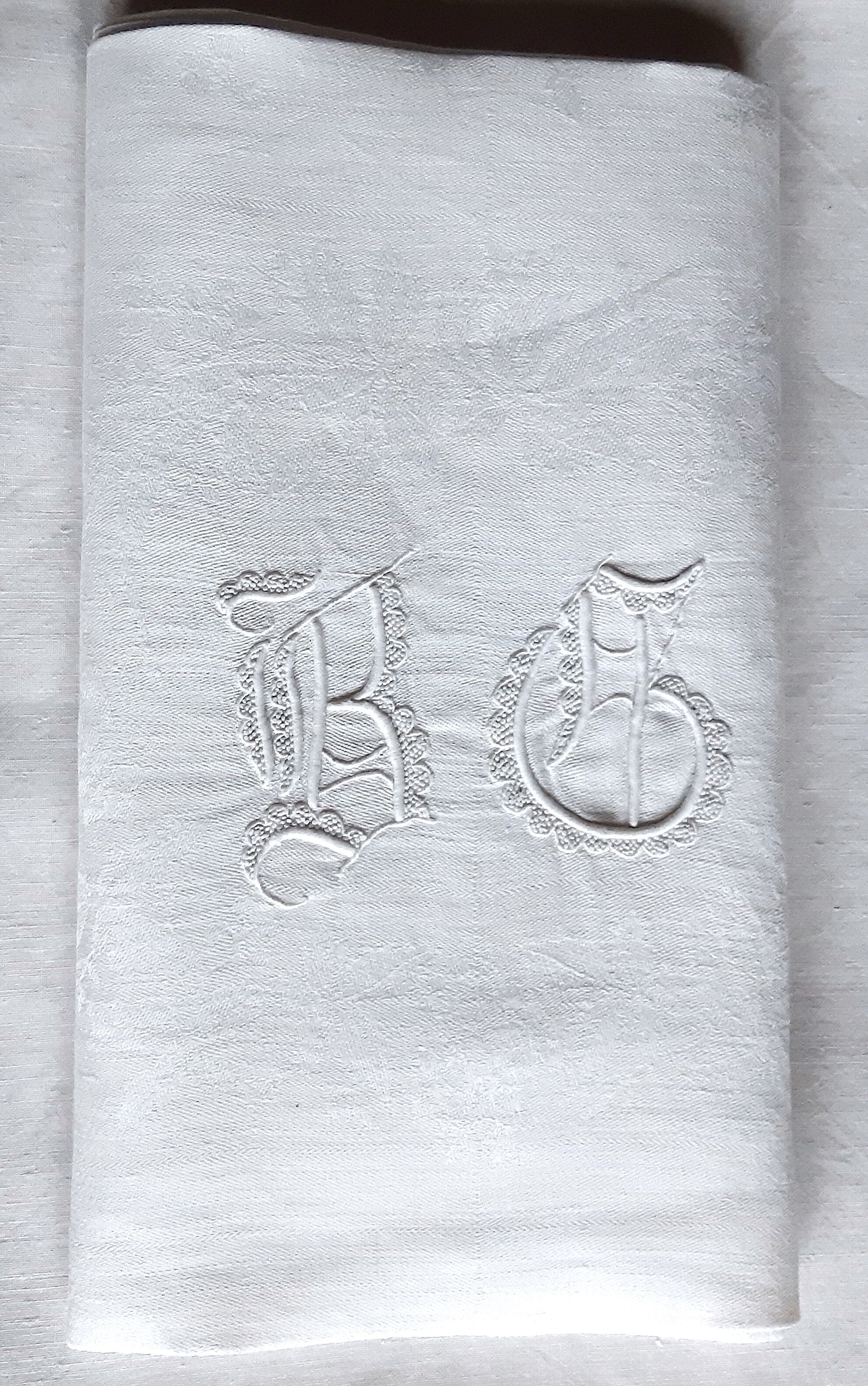 Nappe d'appoint damassée monogrammée "bg" 87 x 74 cm