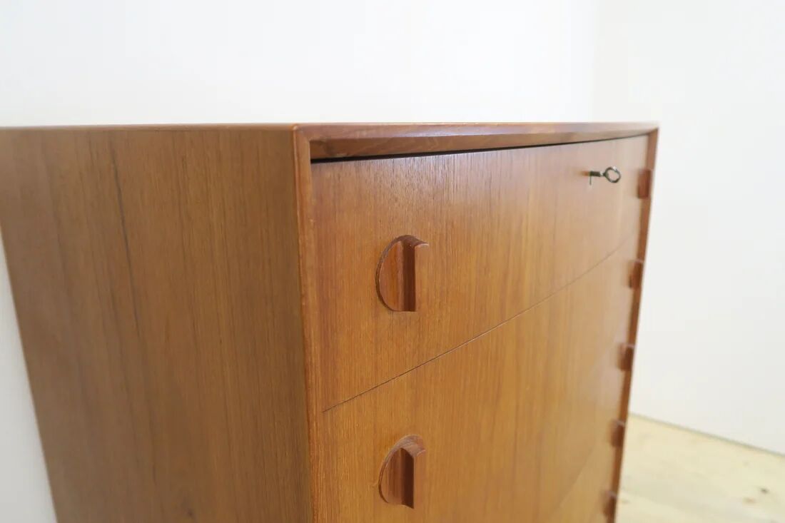 Commode en teck par Henning Kjærnulf, années 1960