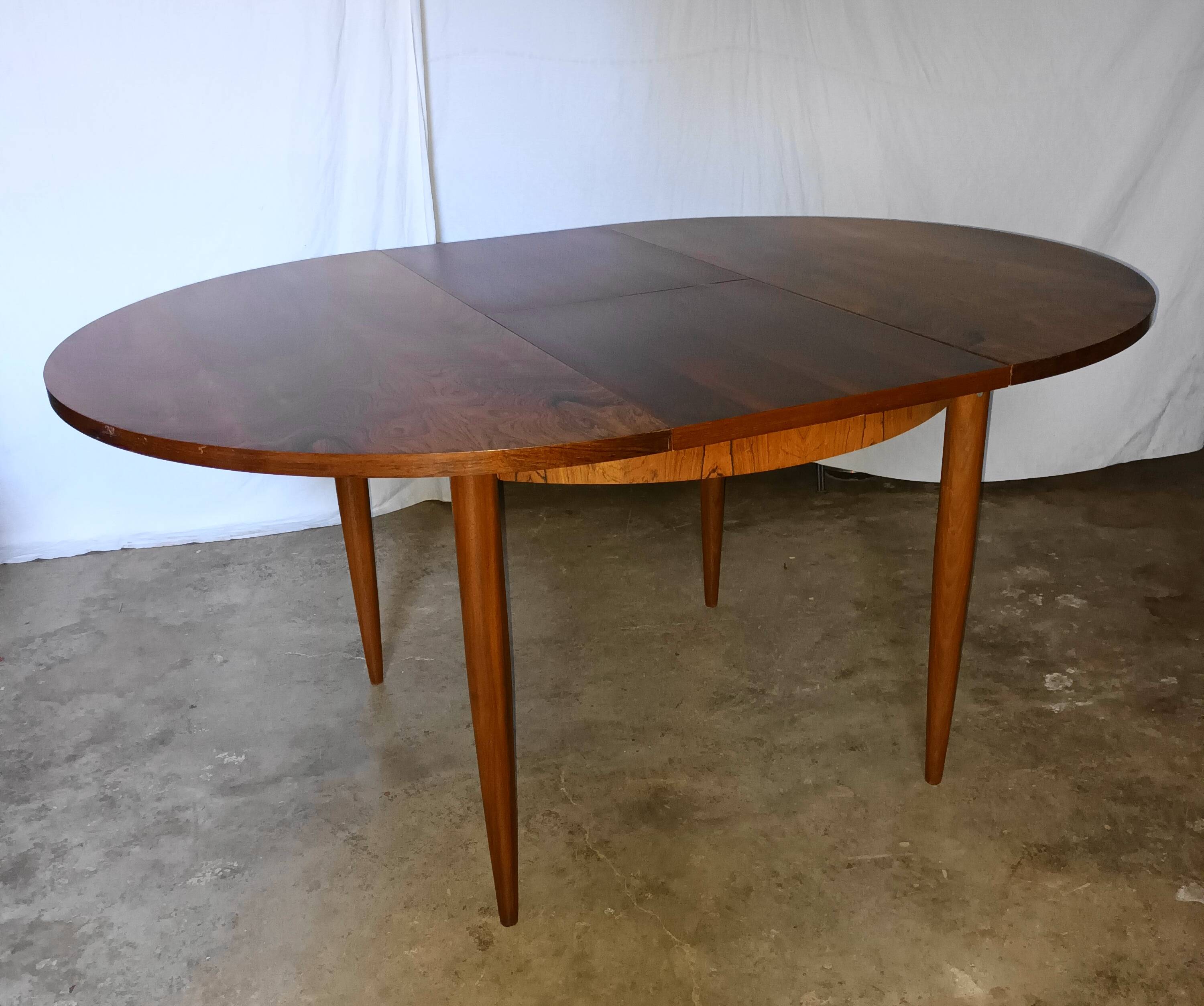 Round rosewood table with extension from the 70s