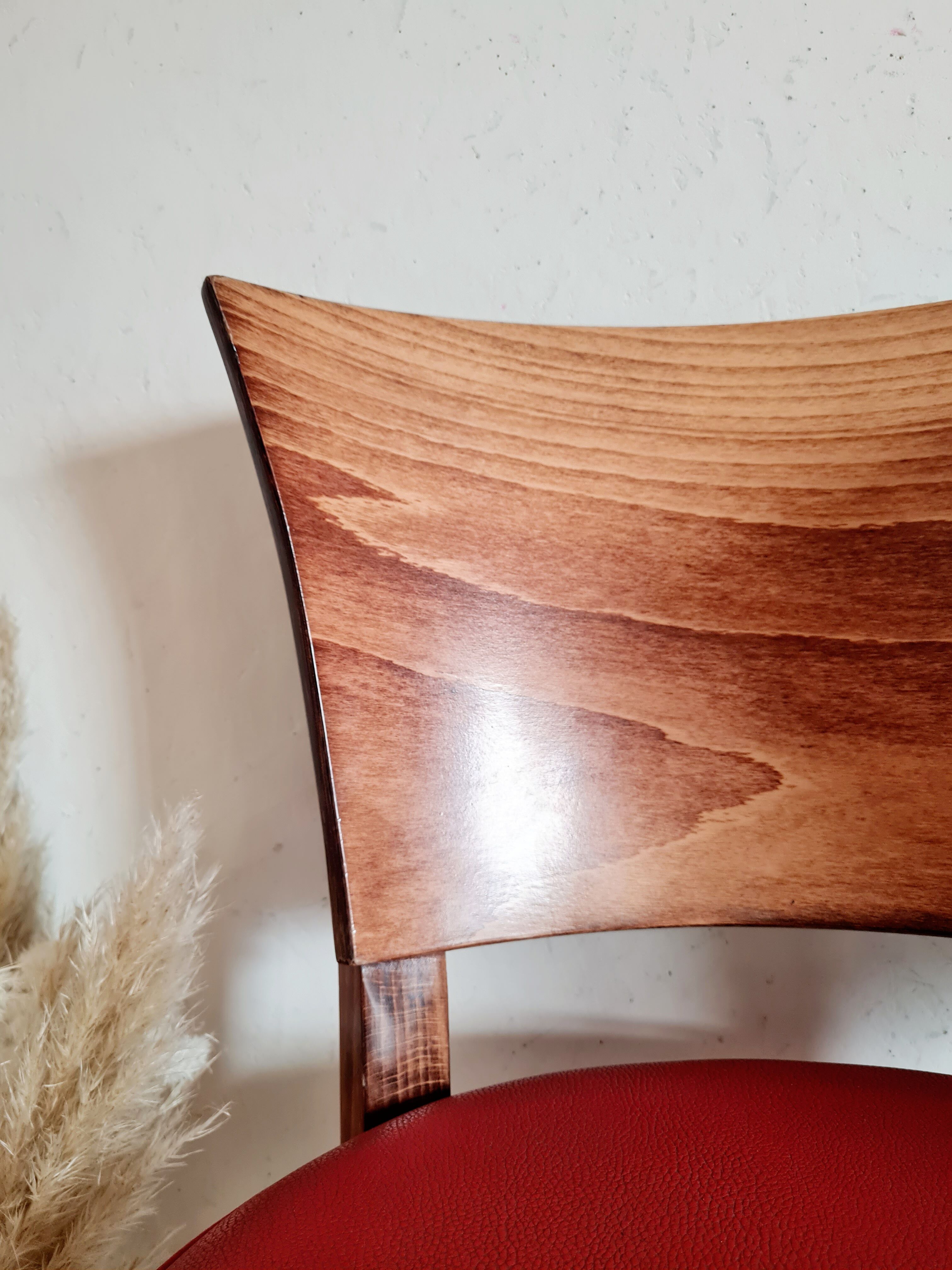 Lot of 5 wooden bar top stools and leather seating