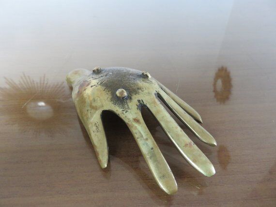 Years 70 hand-shaped ashtray brass