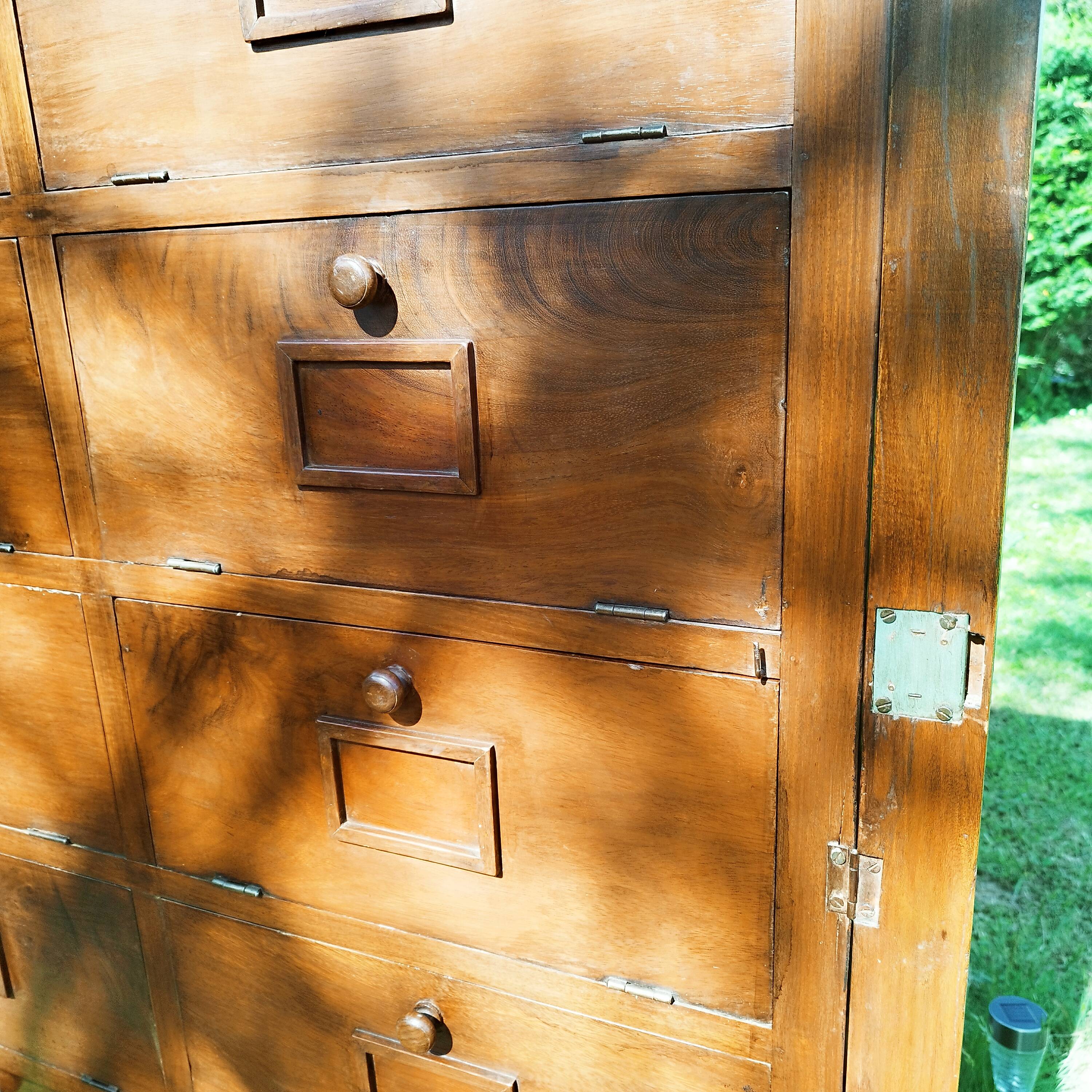 Trade cabinet with flaps