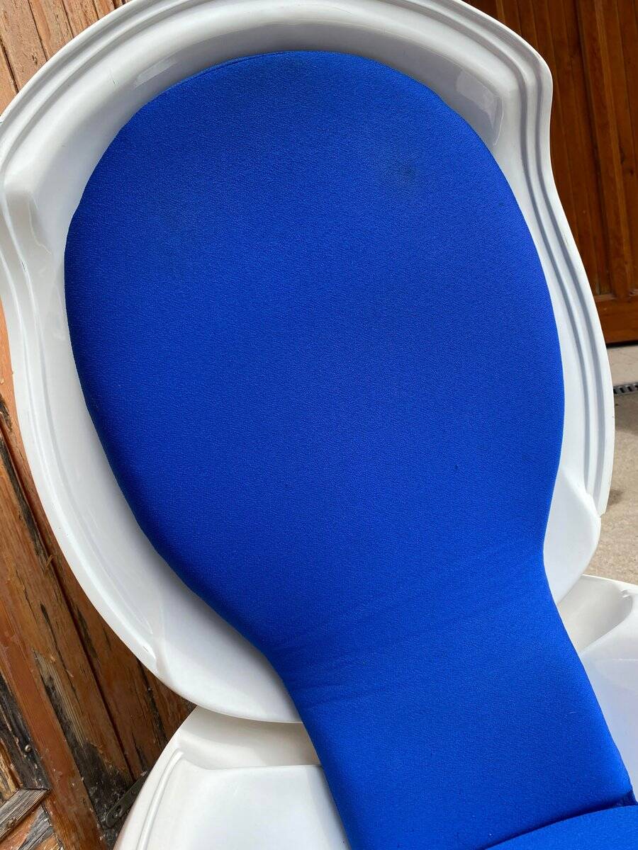 White plastic Garden Egg chair with blue cushions — Peter Ghyczy 1968