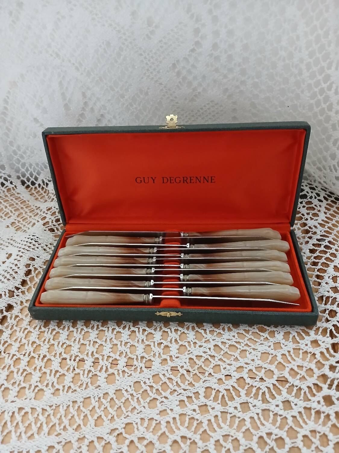 12 couteaux anciens en bakélite + inox