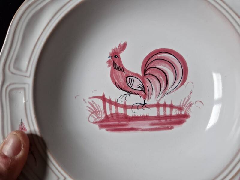 Henriot in Quimper - Set of 5 soup plates - Decorated with a pink rooster