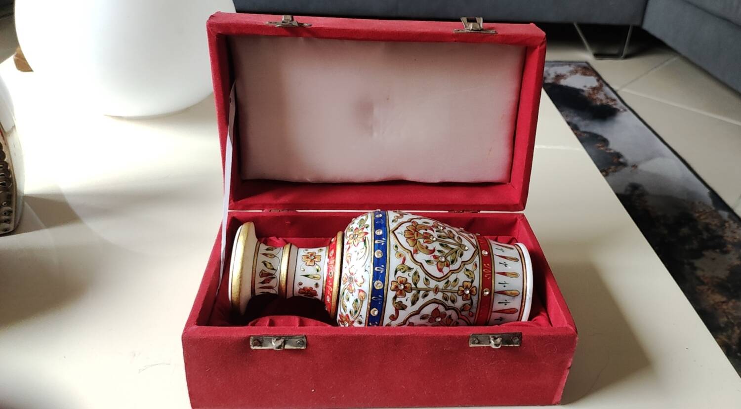 Hindu marble vase with floral decoration and gold leaf, in a box. Height 20 cm.