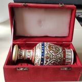 Hindu marble vase with floral decoration and gold leaf, in a box. Height 20 cm.