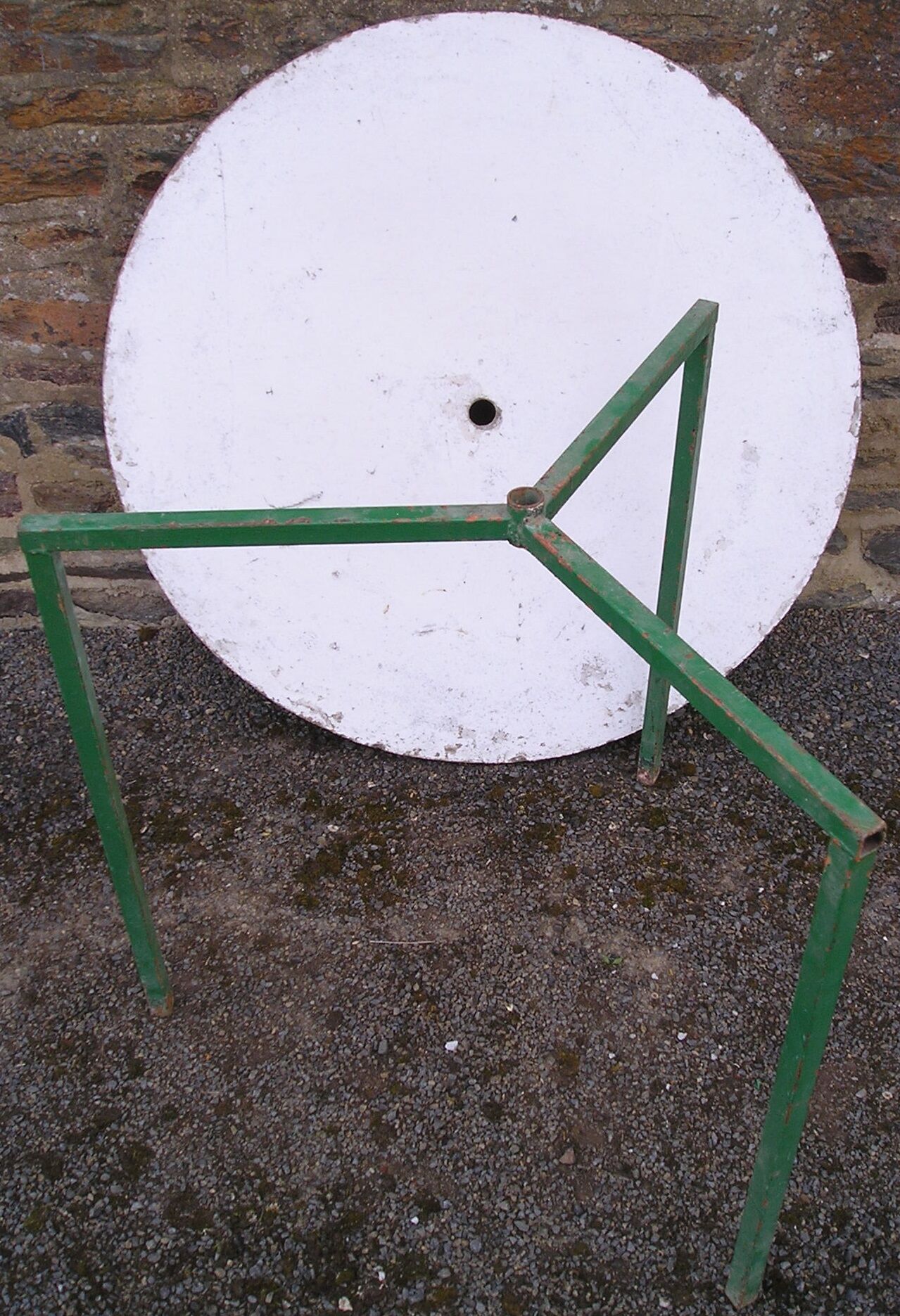 Table de jardin ronde à piètement métal tripode et plateau amovible en aggloméré