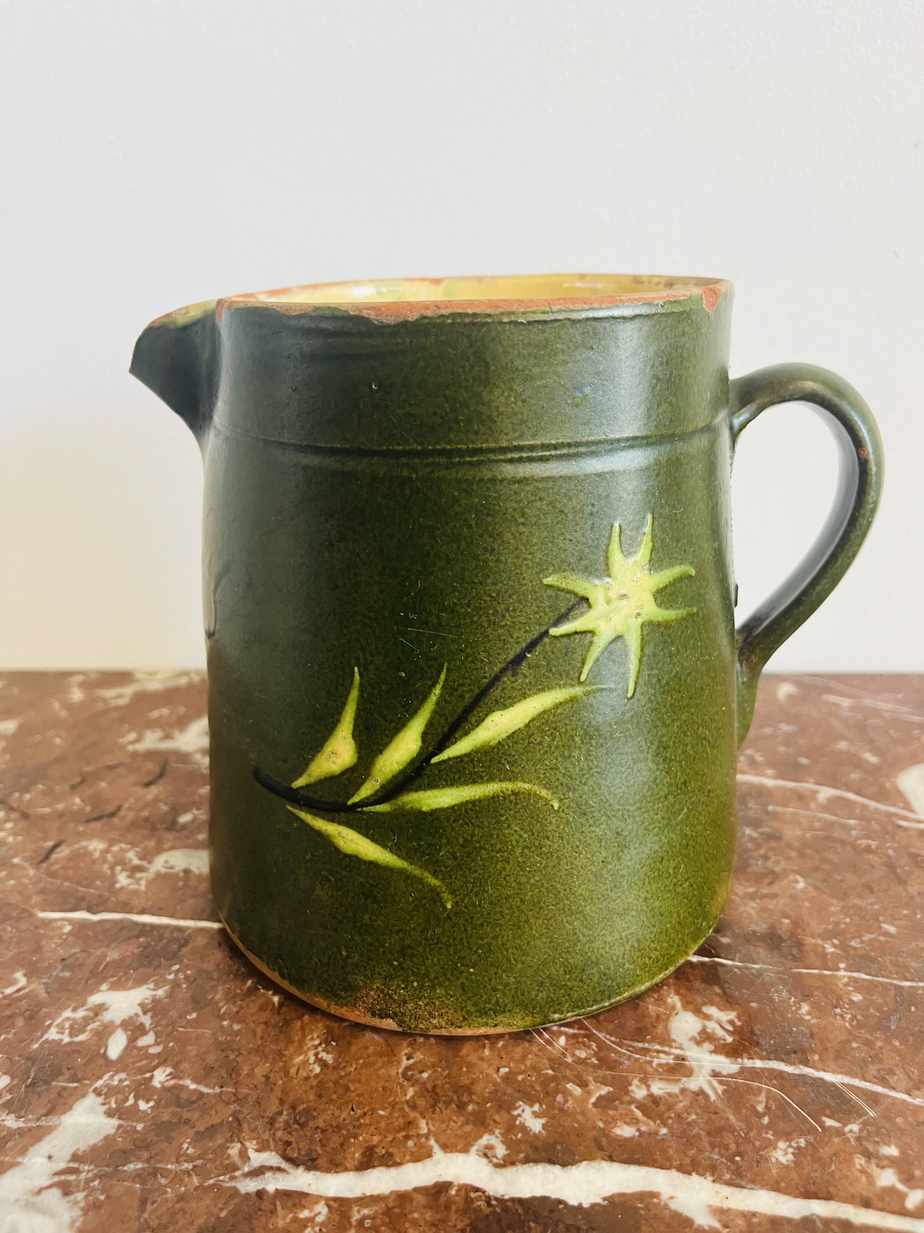 Ancienne poterie pichet savoyard vert à décor floral