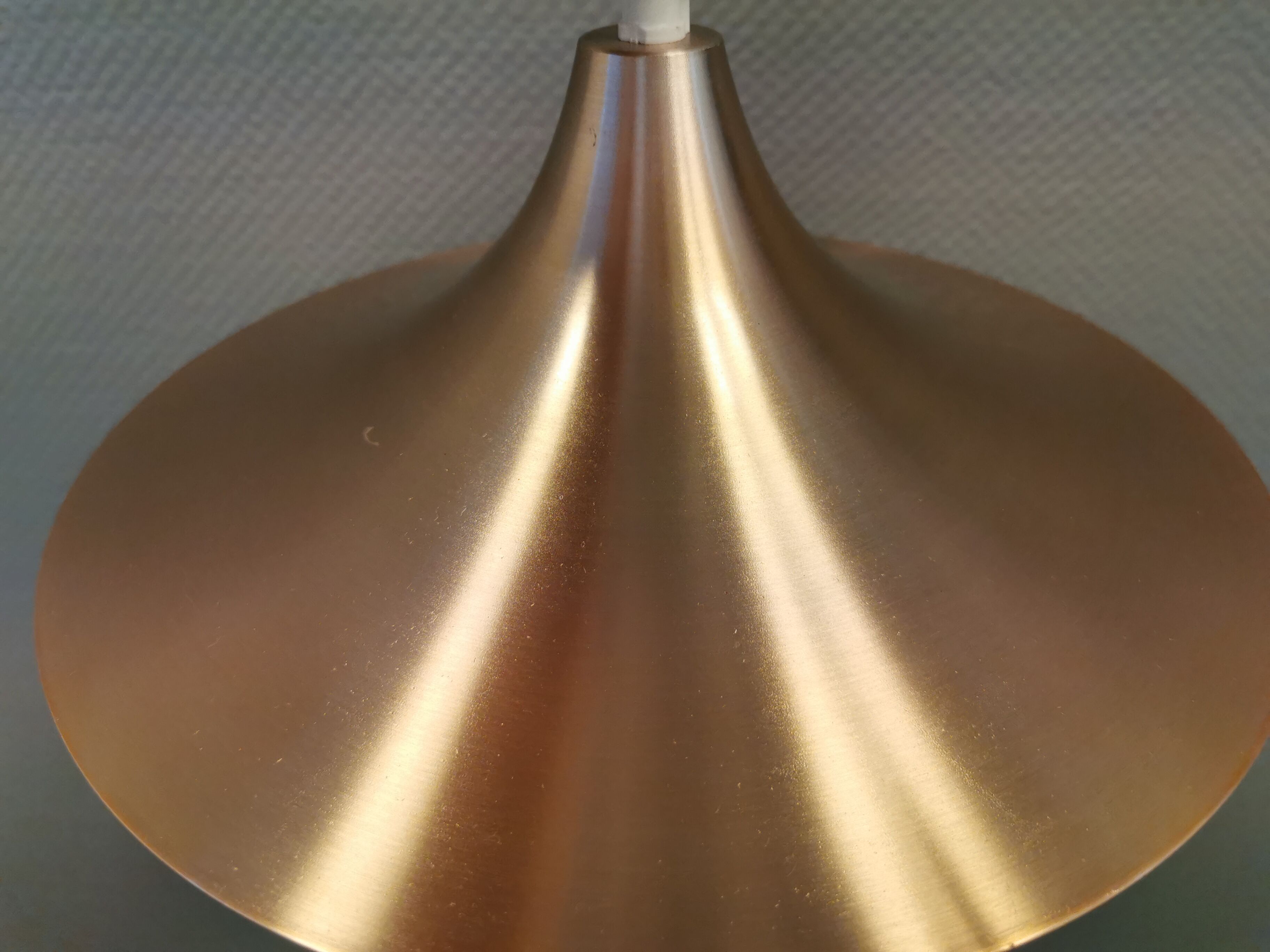 Ufo-like Danish hanging lamp, estimated from the 80s, made in copper colored lacquer.