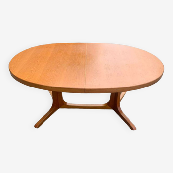 Baumann oval dining table