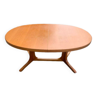 Baumann oval dining table