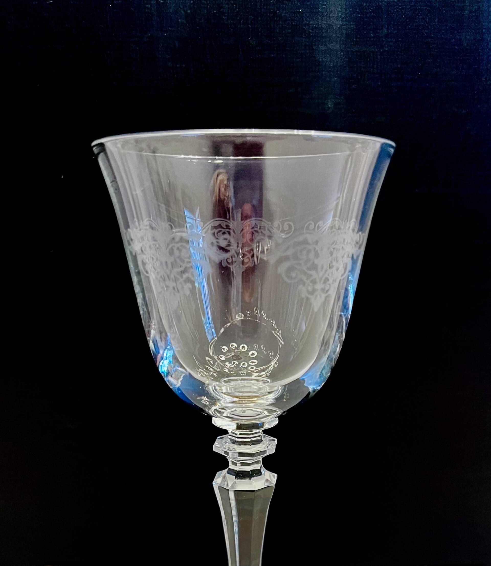 Lot de 11 anciens verres à eau en cristal gravé – Jambe facettée –