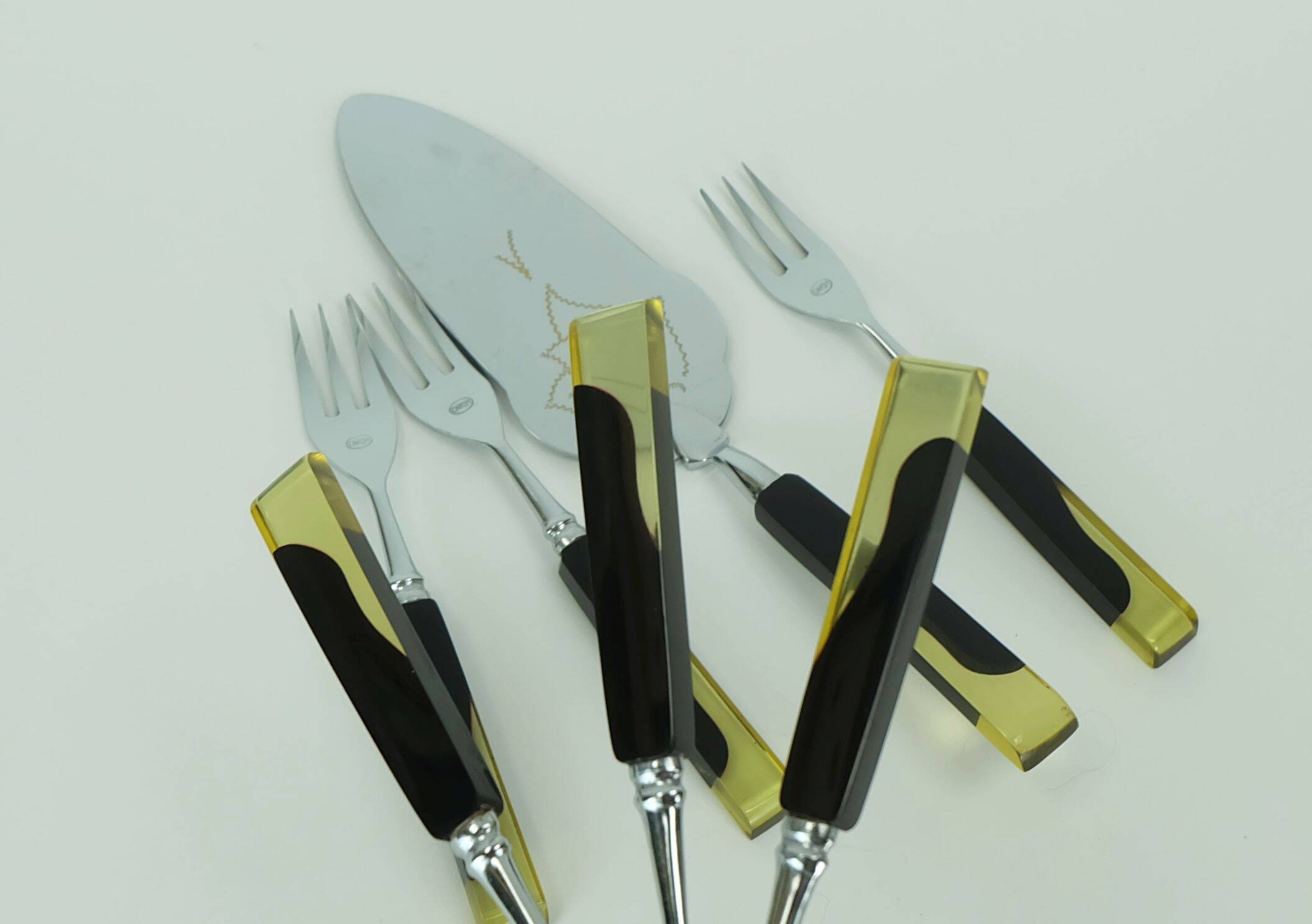 Art déco cake lifter and 6 cake forks black bakelite and lucite cake set