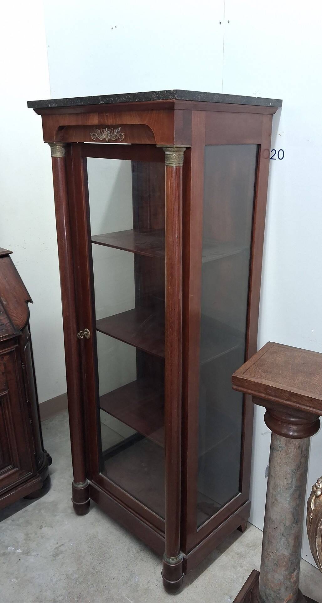 Vitrine style Empire en acajou et bronze doré, dessus marbre noir – XIXe