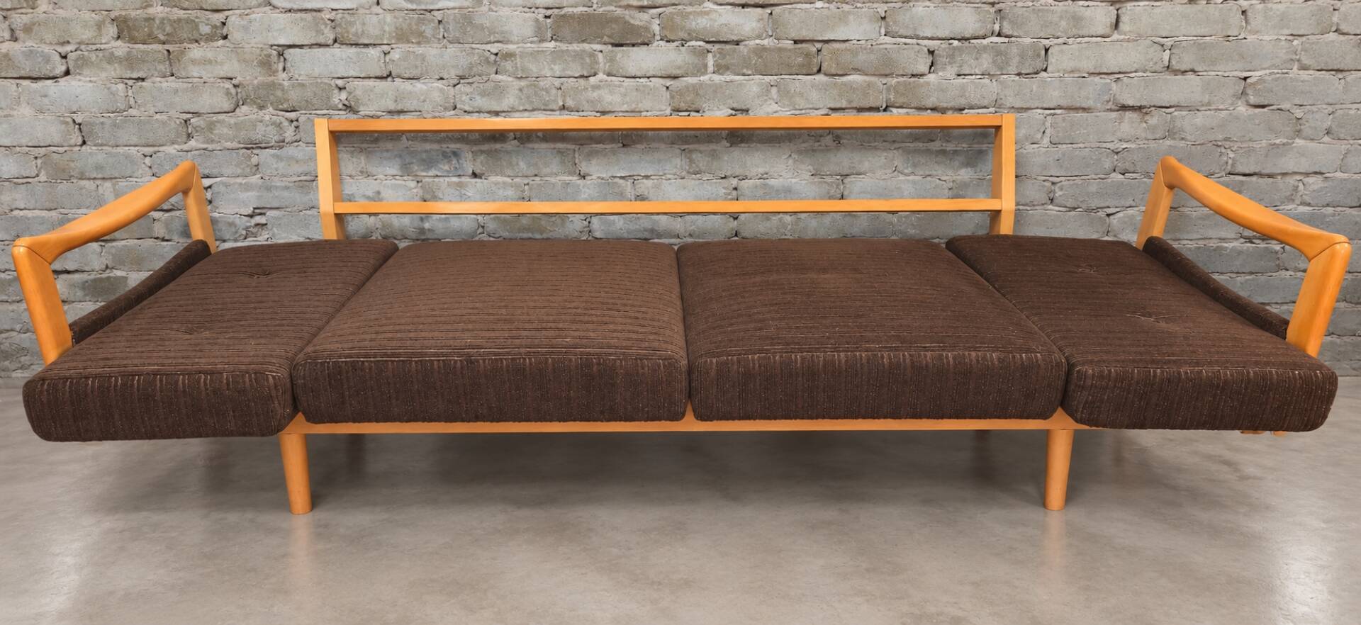 1960s light wood and brown ribbed fabric convertible daybed canapé