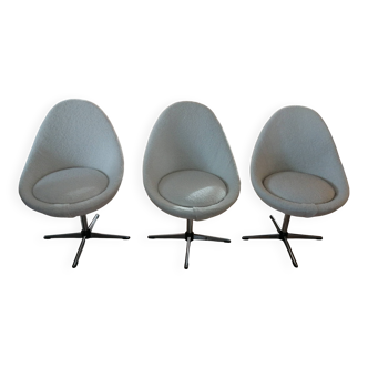 Egg chairs on swivel legs