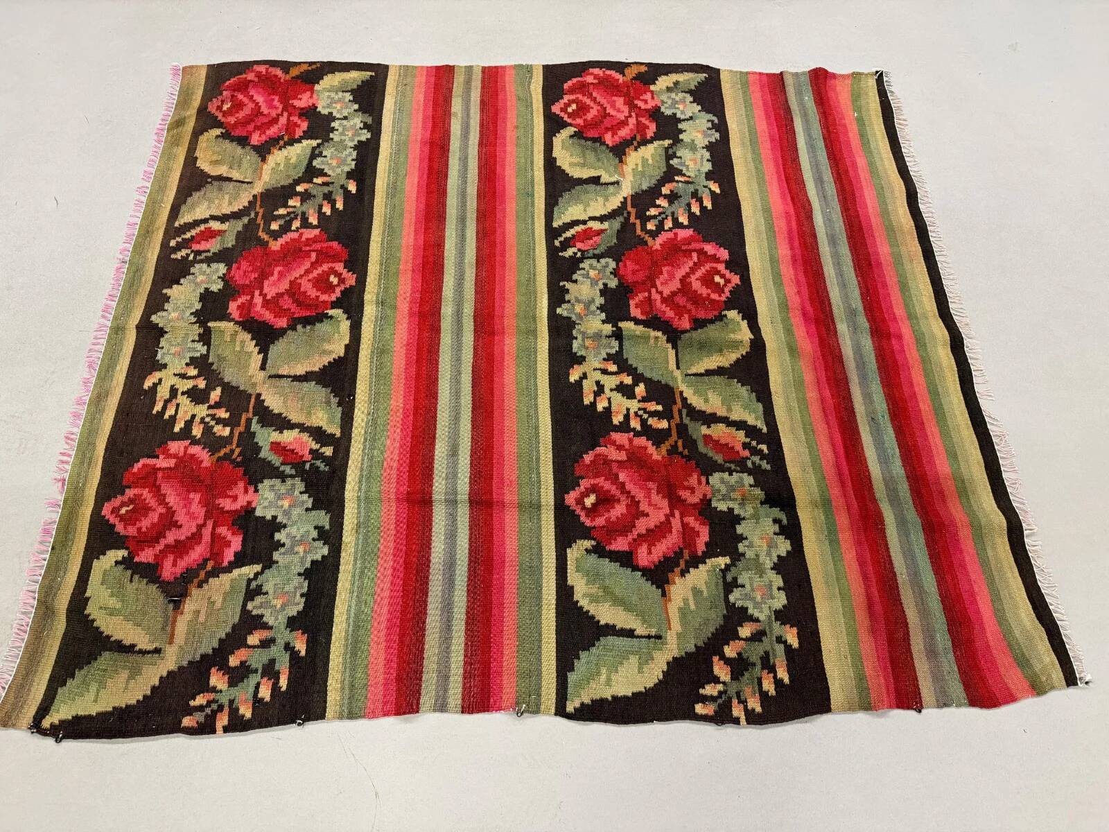 Moldovan square kilim rug 146x130 cm vintage kelim wool rug medium 2520