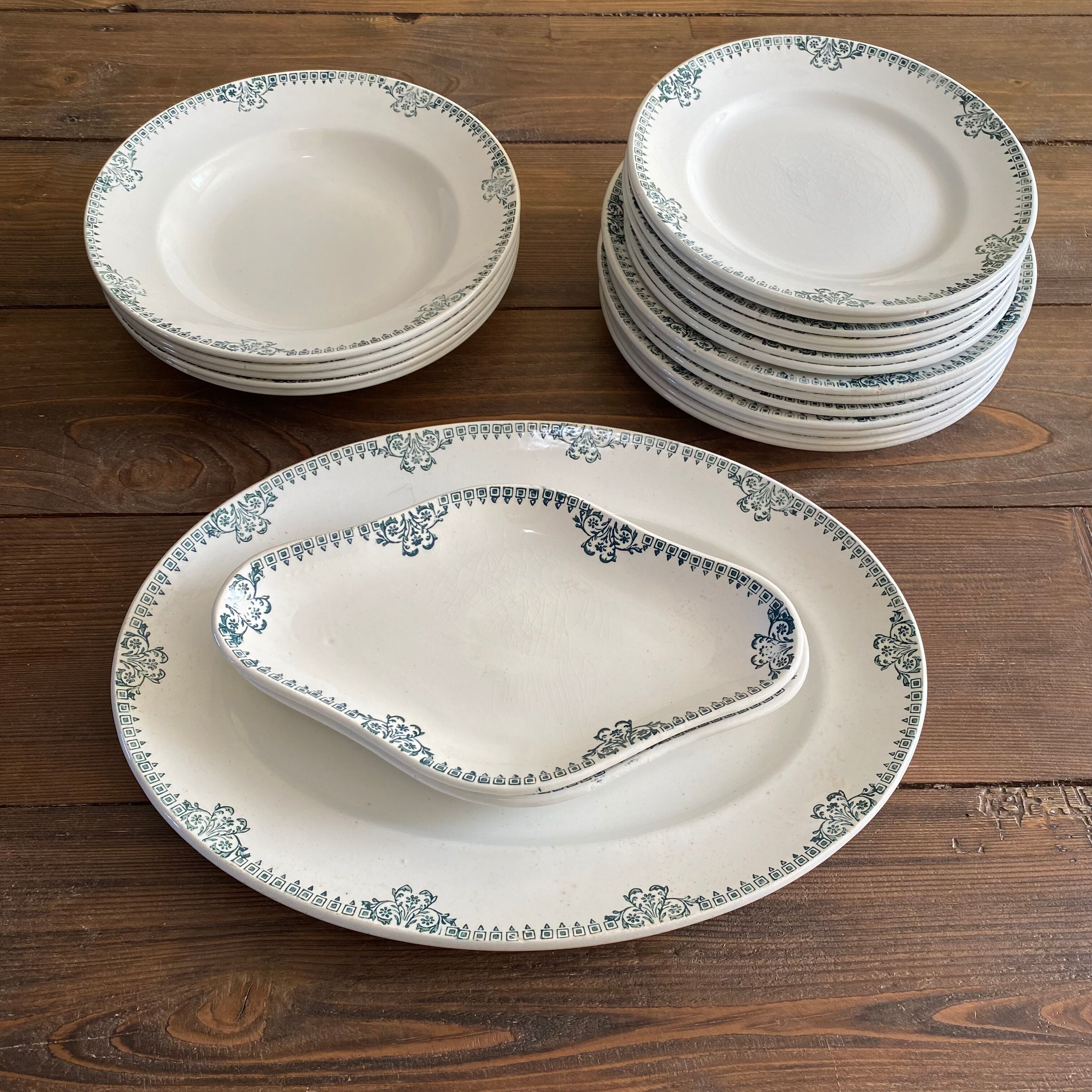 Service st Amand land of iron plates and dishes