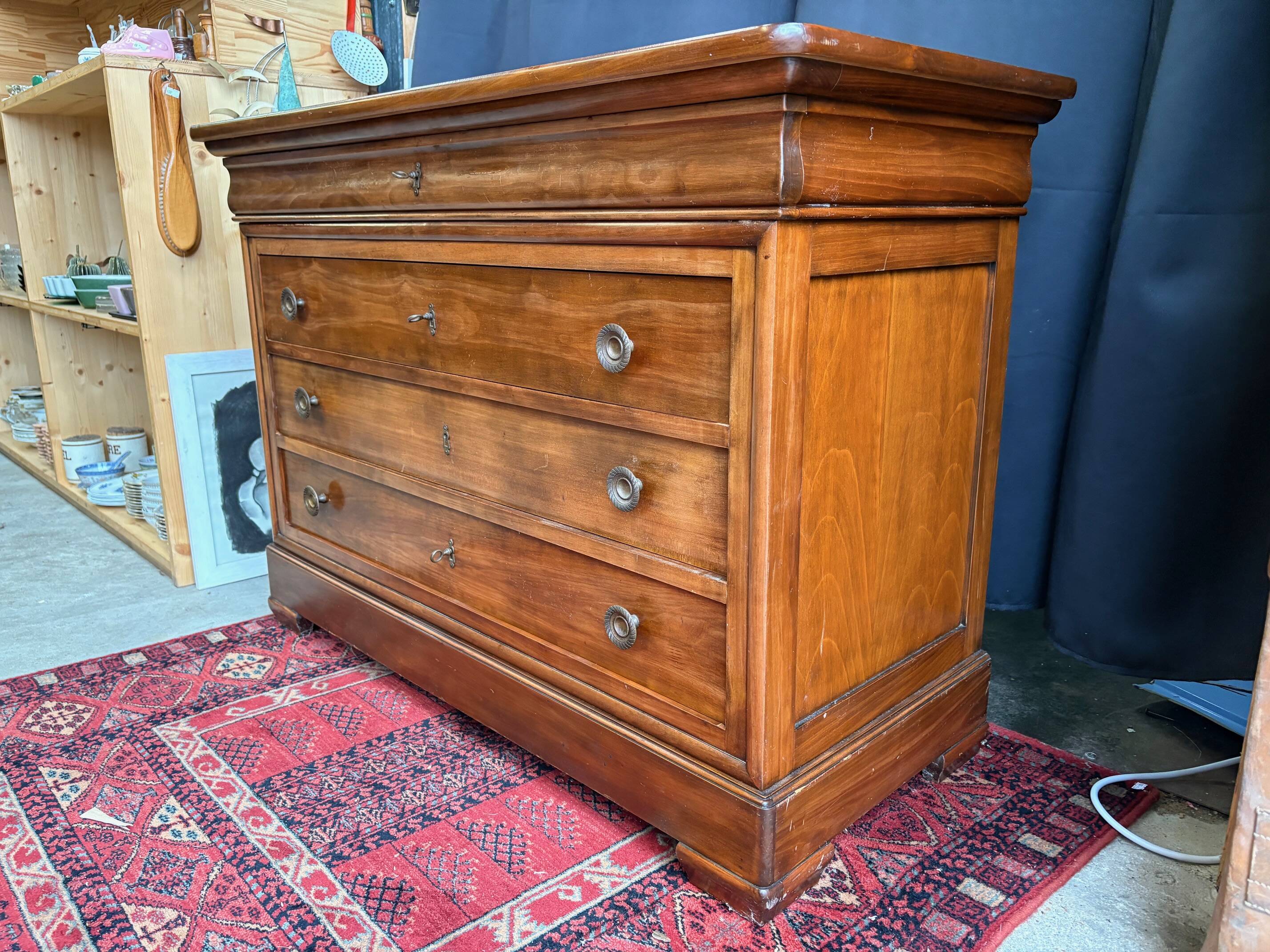 Commode style Louis-Philippe en bois massif