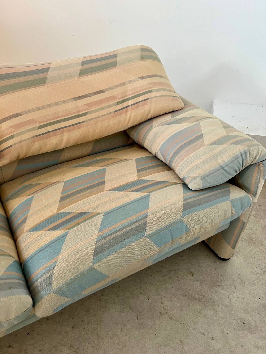 Ancien canapé Maralunga 3 places design italien des années 70 Cassina tissu patchwork